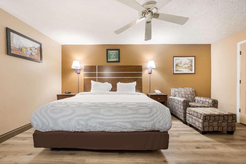 Econo Lodge Selmer image