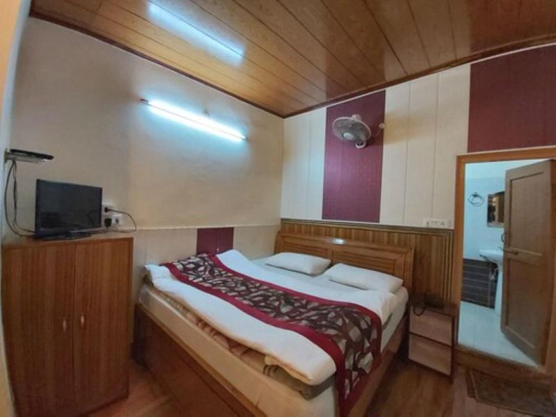 Goroomgo Luxury Moon Nainital image