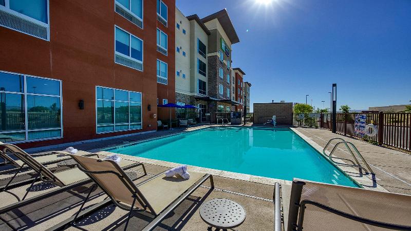 Holiday Inn Express & Suites Ridgecrest China Lake image