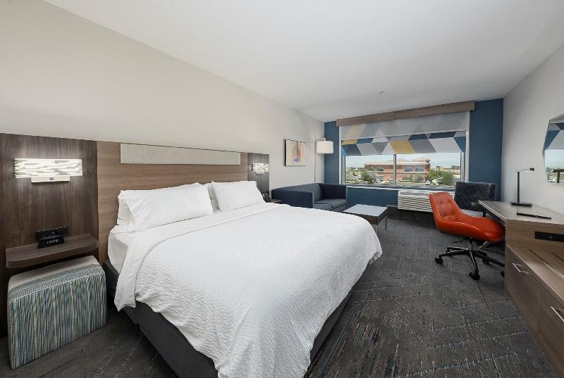 Holiday Inn Express & Suites Ridgecrest China Lake image