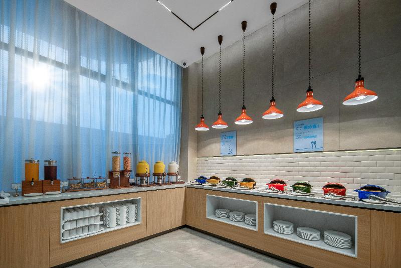 Holiday Inn Express Jiangmen Yinhu Bay image 2