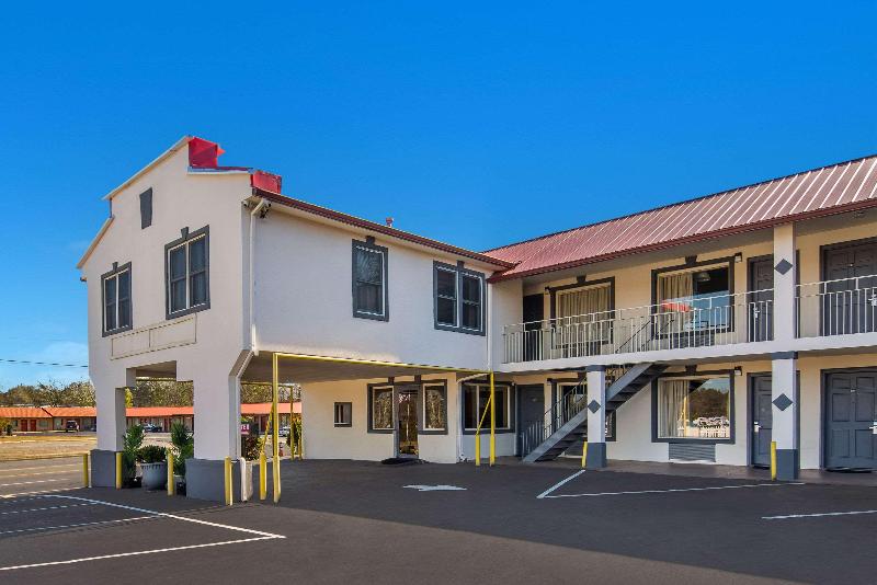 Econo Lodge Calhoun image