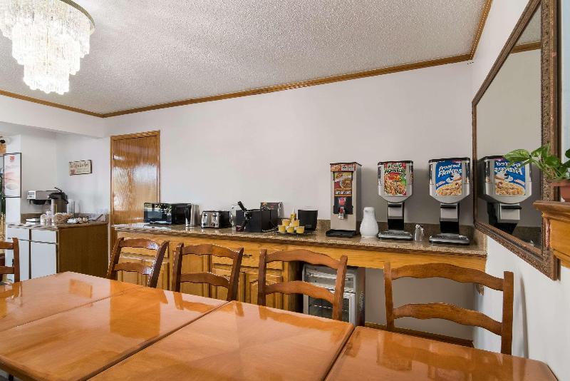 Econo Lodge Calhoun image