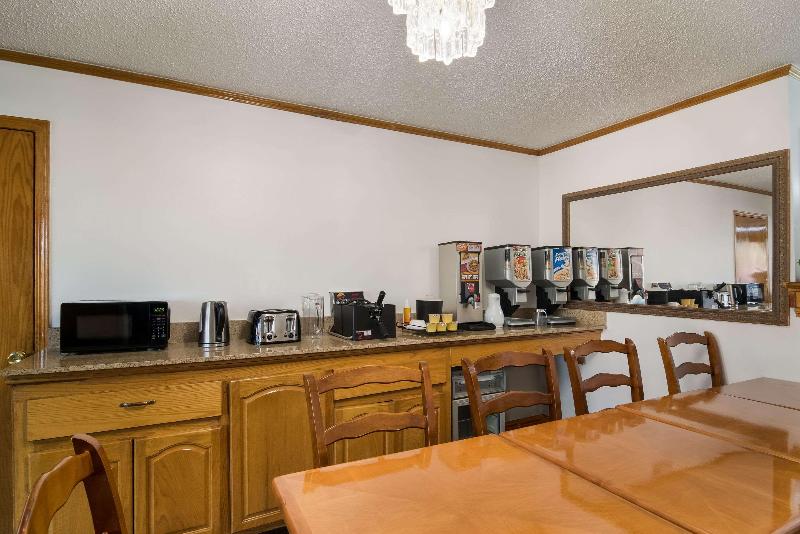 Econo Lodge Calhoun image