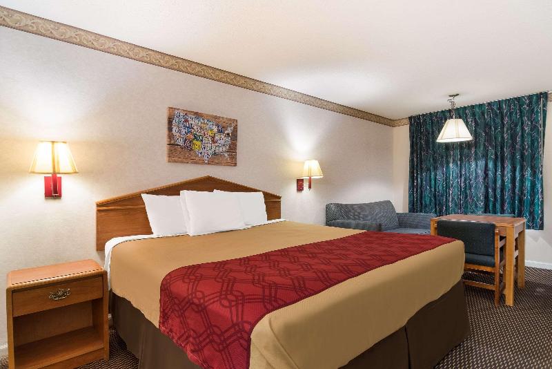 Econo Lodge Calhoun image