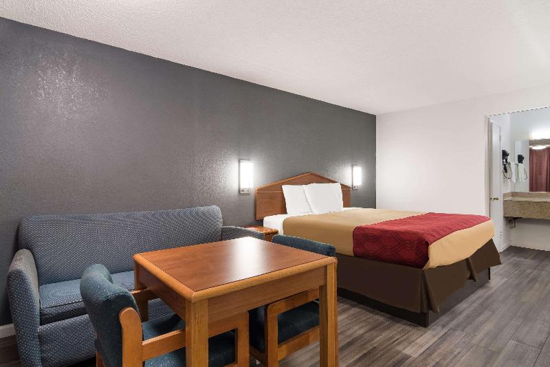 Econo Lodge Calhoun image