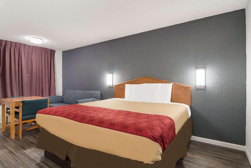 Econo Lodge Calhoun image
