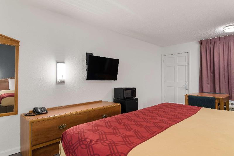 Econo Lodge Calhoun image