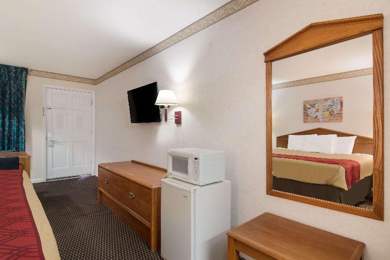 Econo Lodge Calhoun image