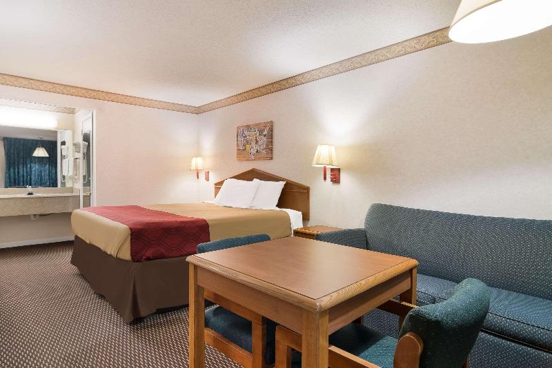 Econo Lodge Calhoun image