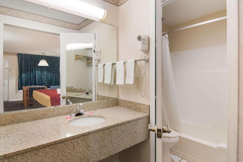 Econo Lodge Calhoun image