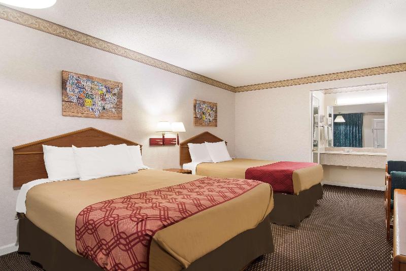 Econo Lodge Calhoun image