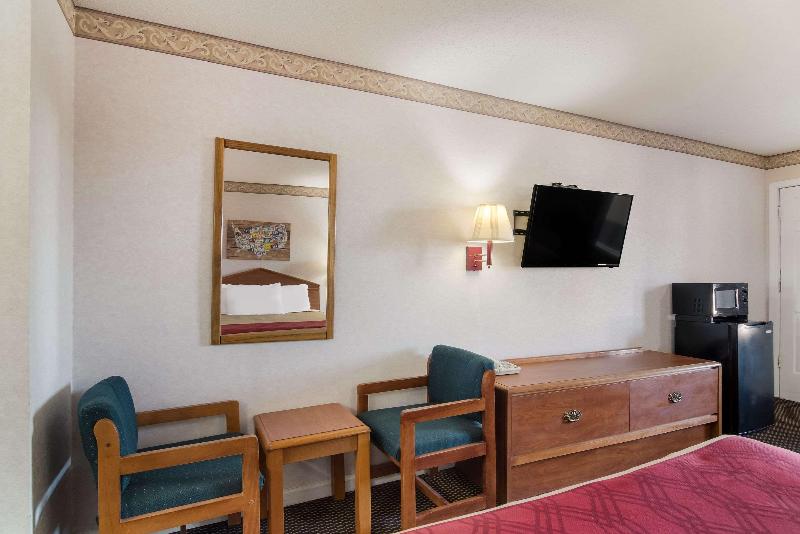 Econo Lodge Calhoun image