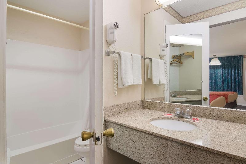 Econo Lodge Calhoun image
