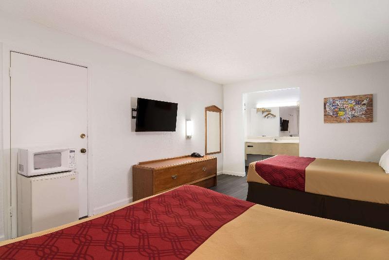 Econo Lodge Calhoun image