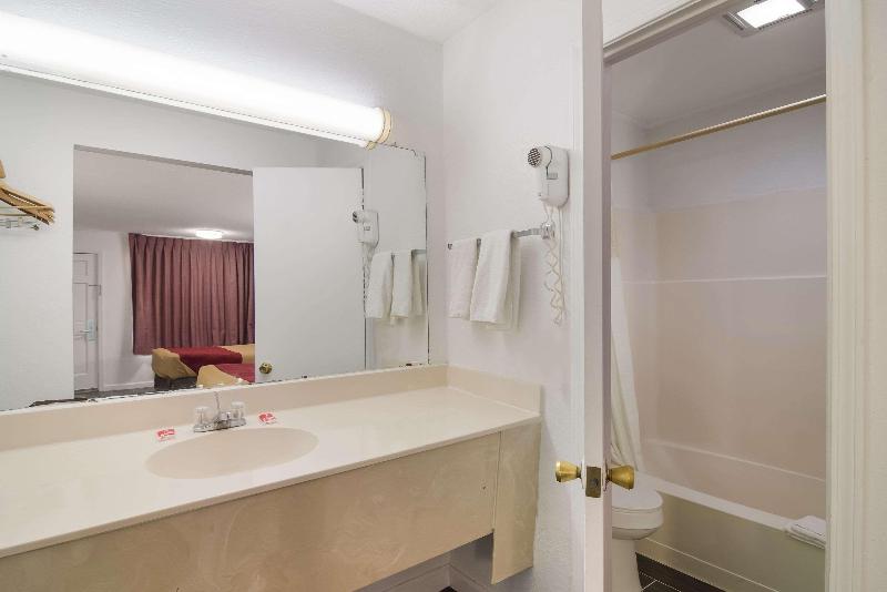 Econo Lodge Calhoun image