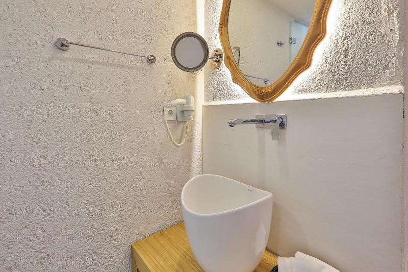 Atalante Hotel image