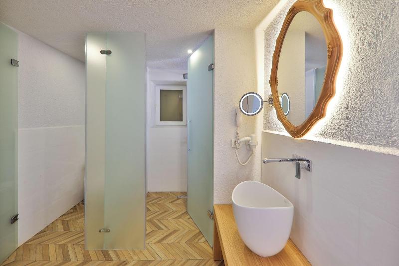 Atalante Hotel image
