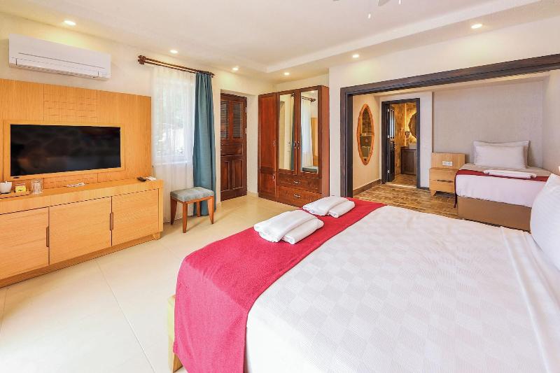 Atalante Hotel image