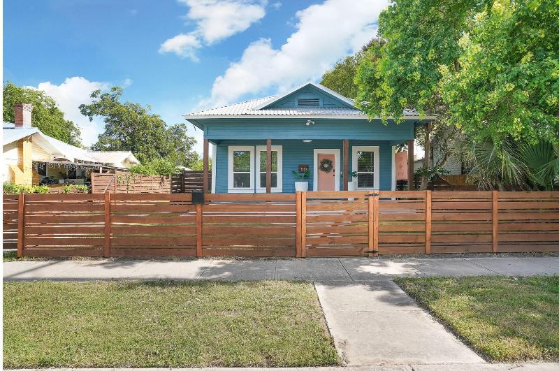 Amazing Fully Fenced Home Only 1 7 Mi To Downtown image