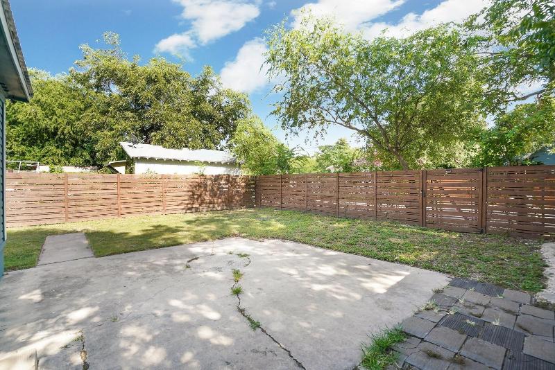 Amazing Fully Fenced Home Only 1 7 Mi To Downtown image