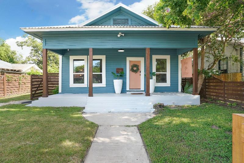 Amazing Fully Fenced Home Only 1 7 Mi To Downtown image