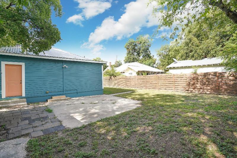 Amazing Fully Fenced Home Only 1 7 Mi To Downtown image