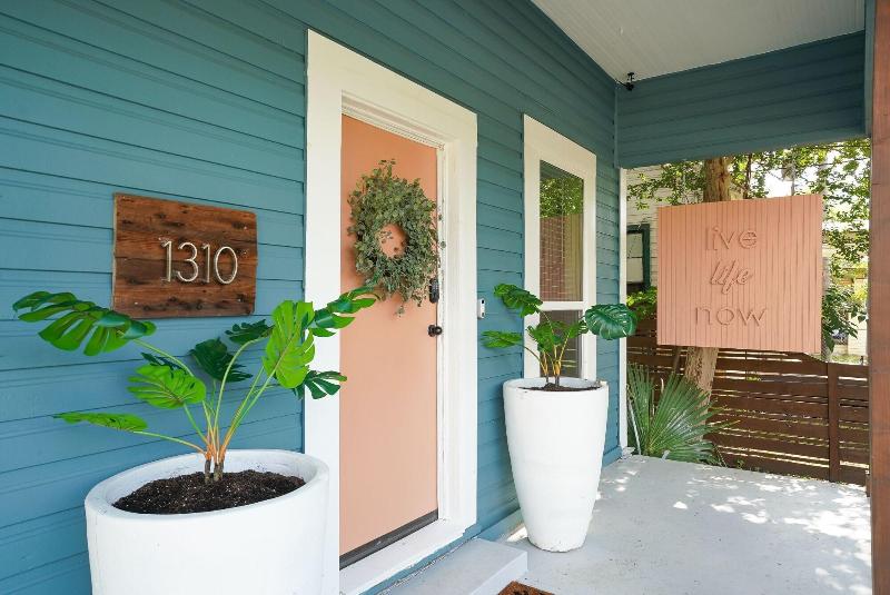 Amazing Fully Fenced Home Only 1 7 Mi To Downtown image