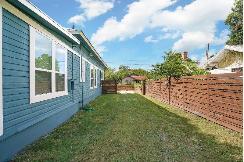 Amazing Fully Fenced Home Only 1 7 Mi To Downtown image