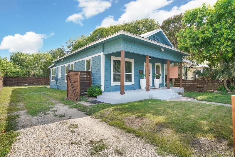 Amazing Fully Fenced Home Only 1 7 Mi To Downtown image