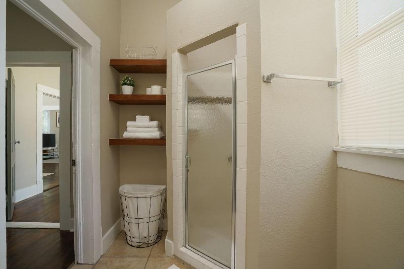 Amazing Fully Fenced Home Only 1 7 Mi To Downtown image
