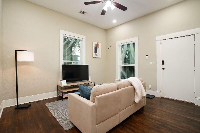 Amazing Fully Fenced Home Only 1 7 Mi To Downtown image