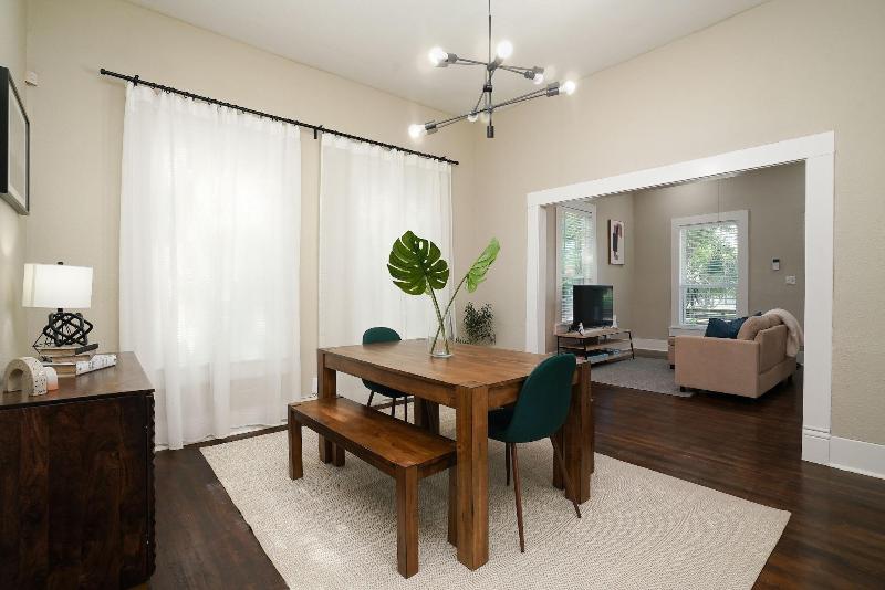 Amazing Fully Fenced Home Only 1 7 Mi To Downtown image