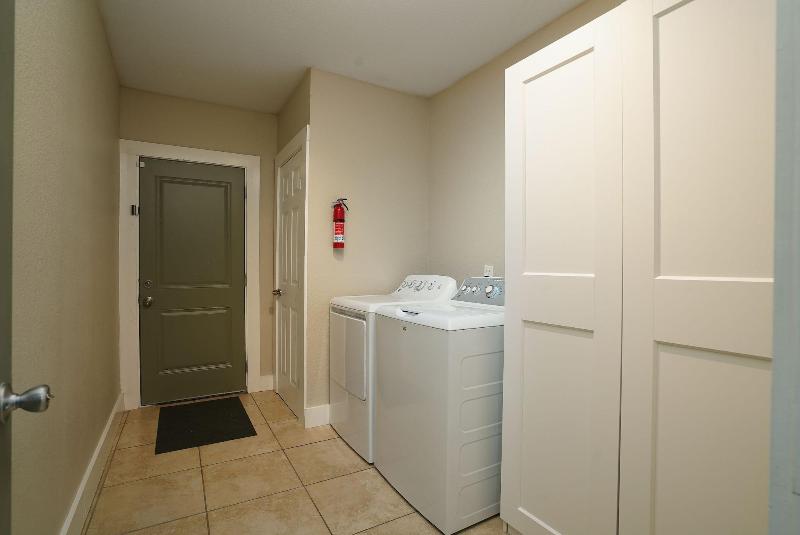 Amazing Fully Fenced Home Only 1 7 Mi To Downtown image