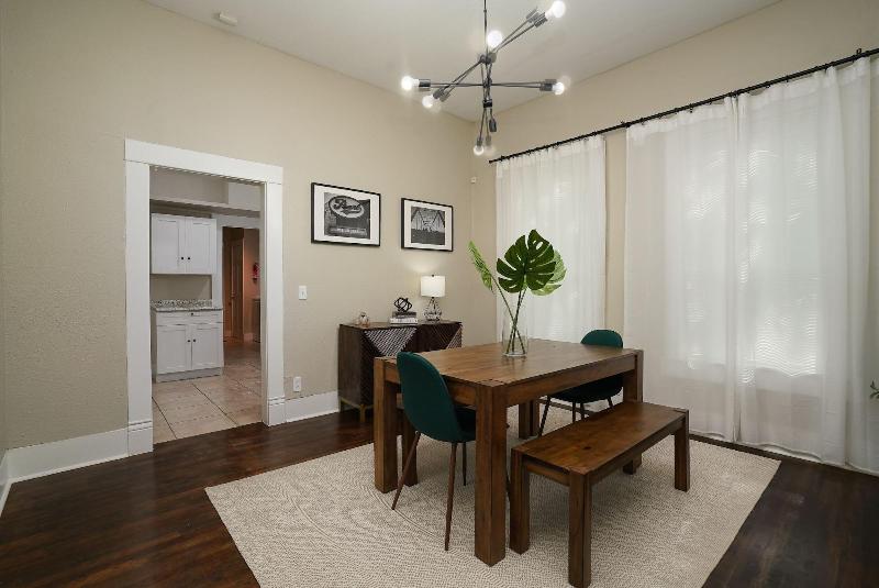 Amazing Fully Fenced Home Only 1 7 Mi To Downtown image