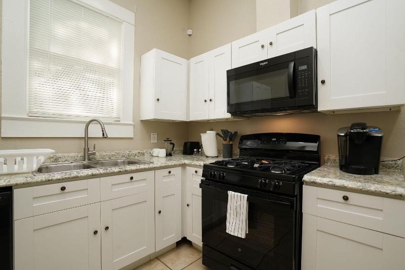Amazing Fully Fenced Home Only 1 7 Mi To Downtown image