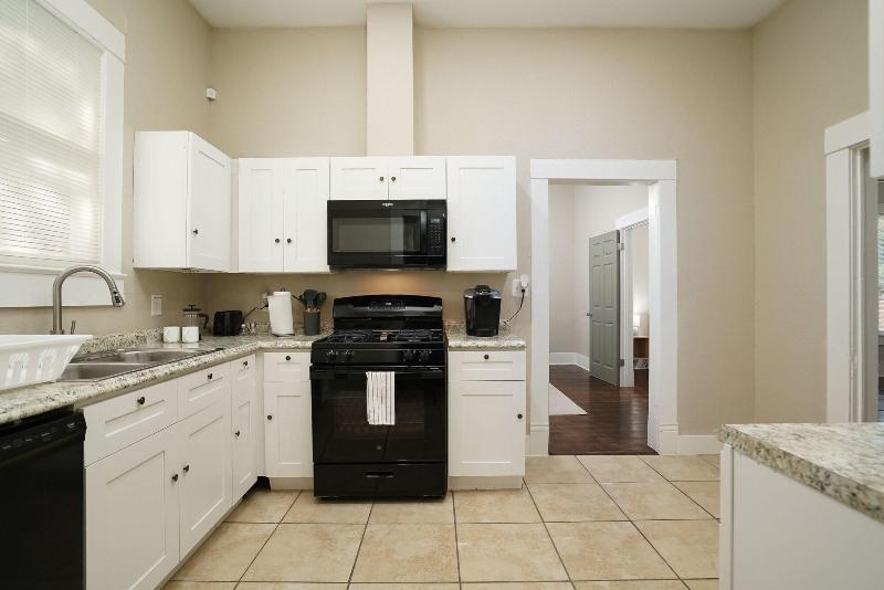 Amazing Fully Fenced Home Only 1 7 Mi To Downtown image