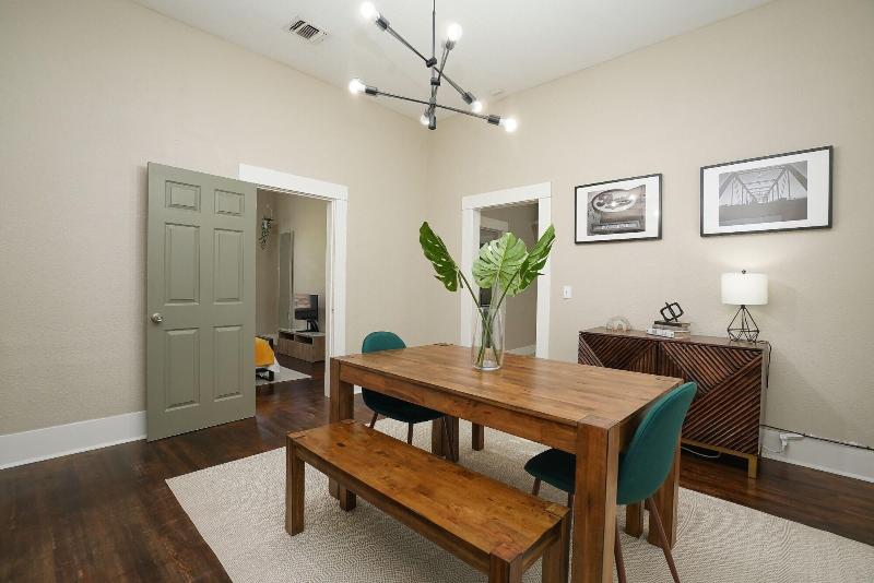 Amazing Fully Fenced Home Only 1 7 Mi To Downtown image