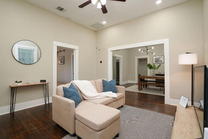 Amazing Fully Fenced Home Only 1 7 Mi To Downtown image