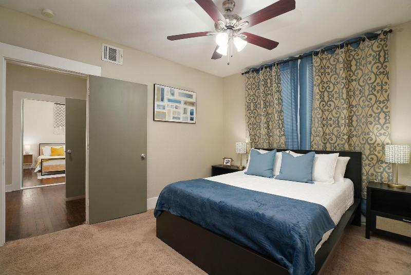Amazing Fully Fenced Home Only 1 7 Mi To Downtown image