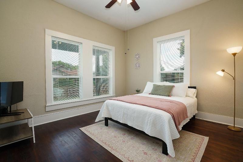 Amazing Fully Fenced Home Only 1 7 Mi To Downtown image