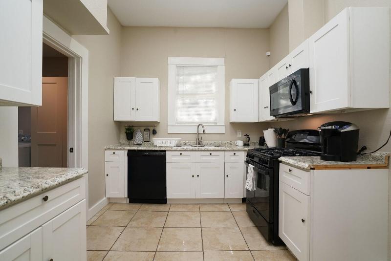 Amazing Fully Fenced Home Only 1 7 Mi To Downtown image