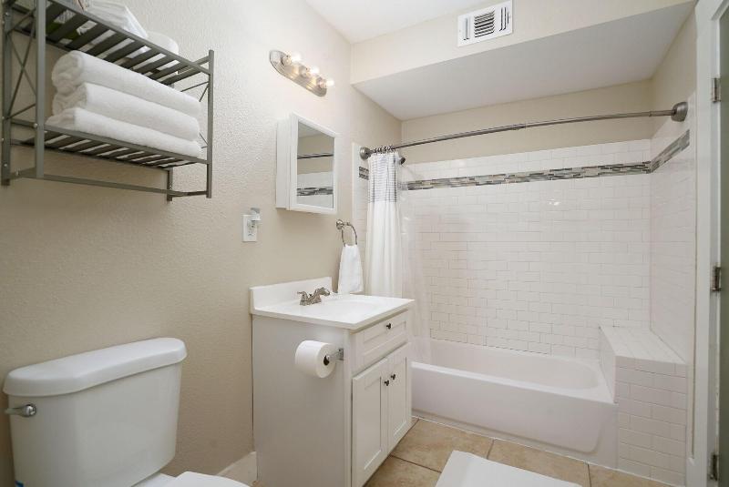 Amazing Fully Fenced Home Only 1 7 Mi To Downtown image