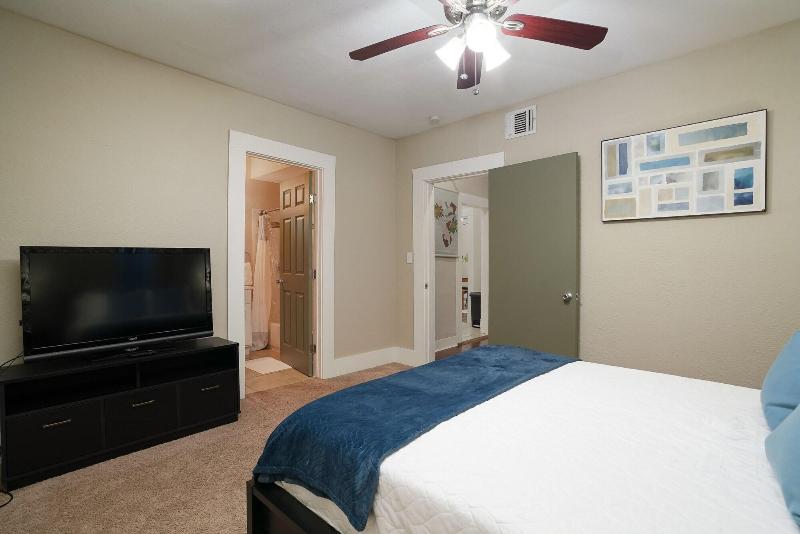 Amazing Fully Fenced Home Only 1 7 Mi To Downtown image