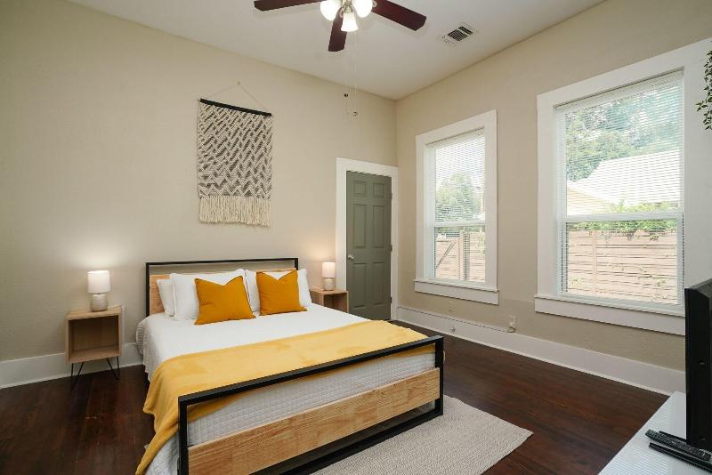 Amazing Fully Fenced Home Only 1 7 Mi To Downtown image