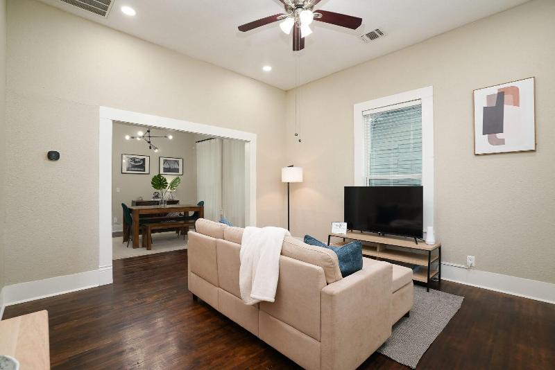 Amazing Fully Fenced Home Only 1 7 Mi To Downtown image