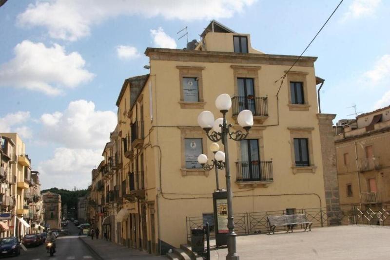 Regina Carolina image