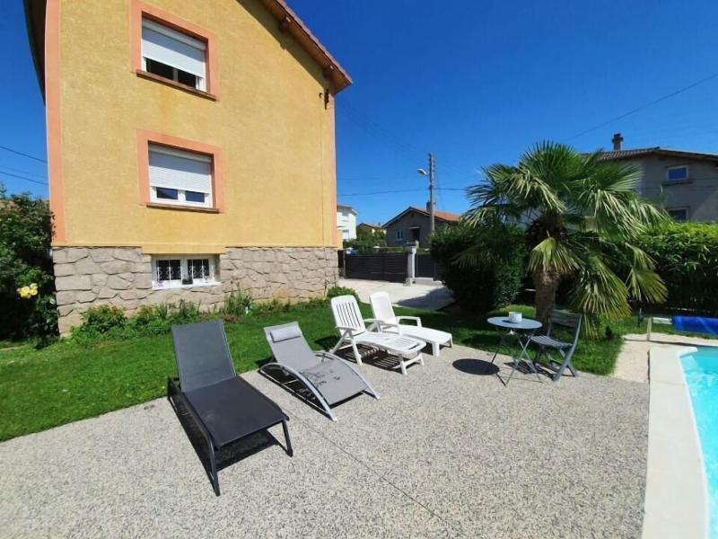 Aux Deux Lots image