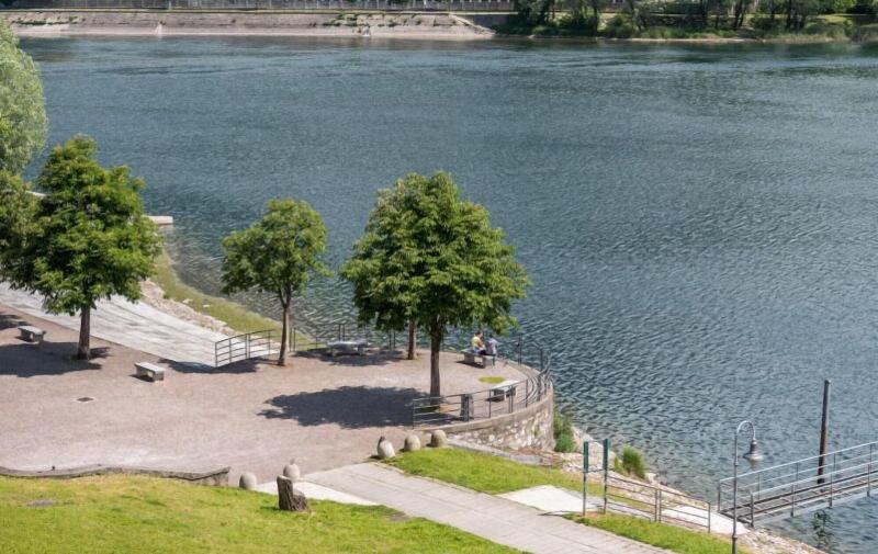 Bluelake Inn Ostello image
