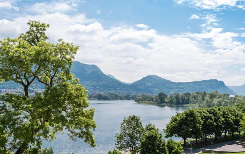 Bluelake Inn Ostello image